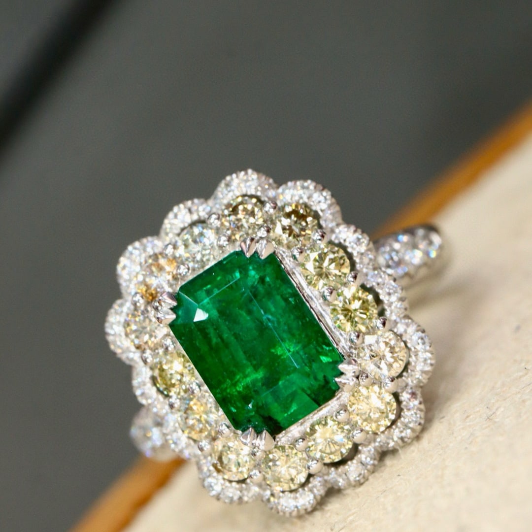 14k Gold 2.91 Ctw Vivid Green Natural Emerald & Diamond Ring: Ref:230990446 // gold content:14k gold // ring size:7. 25us // // main gemstone:emerald // shape:octagonal // carat weight:1. 88ct // color:vivid green // treatment:natural // // adjacent gemstone 2 :