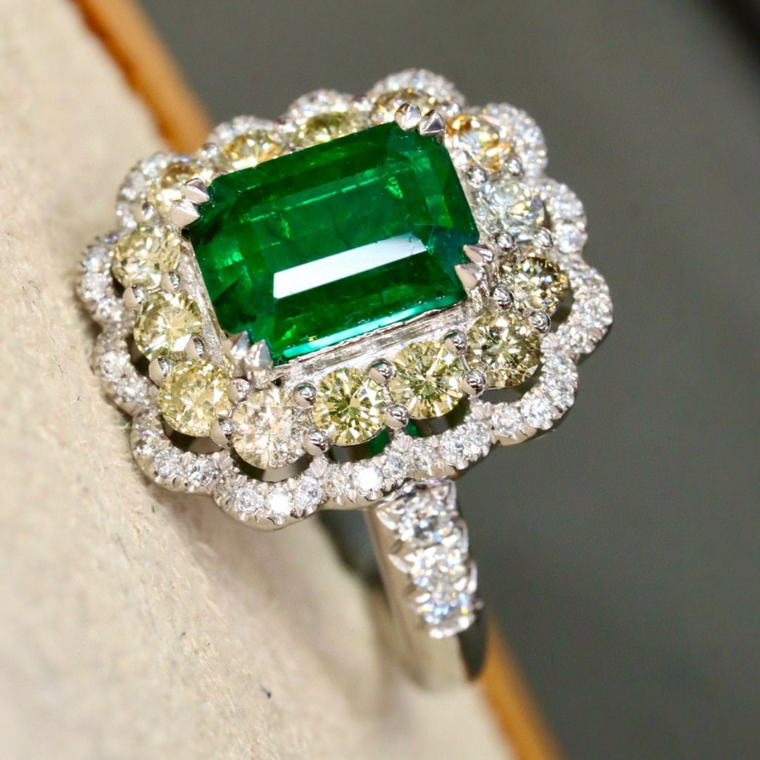 14k Gold 2.91 Ctw Vivid Green Natural Emerald & Diamond Ring - 4