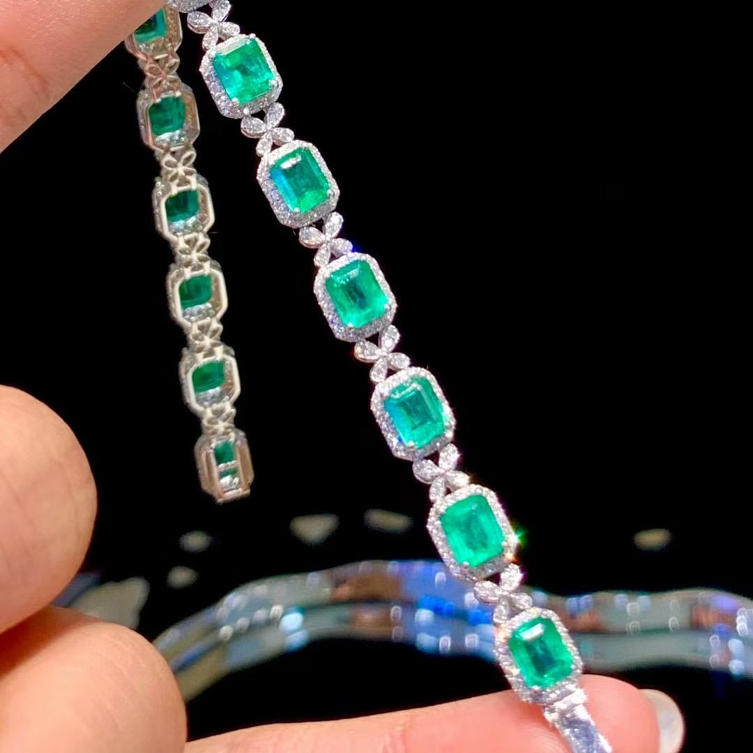14k Gold 7.5 Ct Natural Emerald & Diamond Bracelet: Ref:230990447 // gold content:14k gold // main gemstone:emerald // shape:octagonal // carat weight:7. 5ct // color:green // treatment:natural // // adjacent gemstone 2 : diamond // number of stones:42