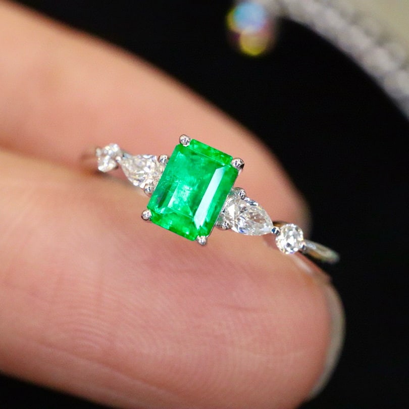 14k Gold 0.59 Ctw Vivid Green Natural Emerald & Diamond Ring - 2