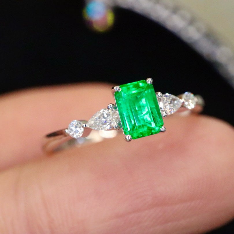 14k Gold 0.59 Ctw Vivid Green Natural Emerald & Diamond Ring - 3