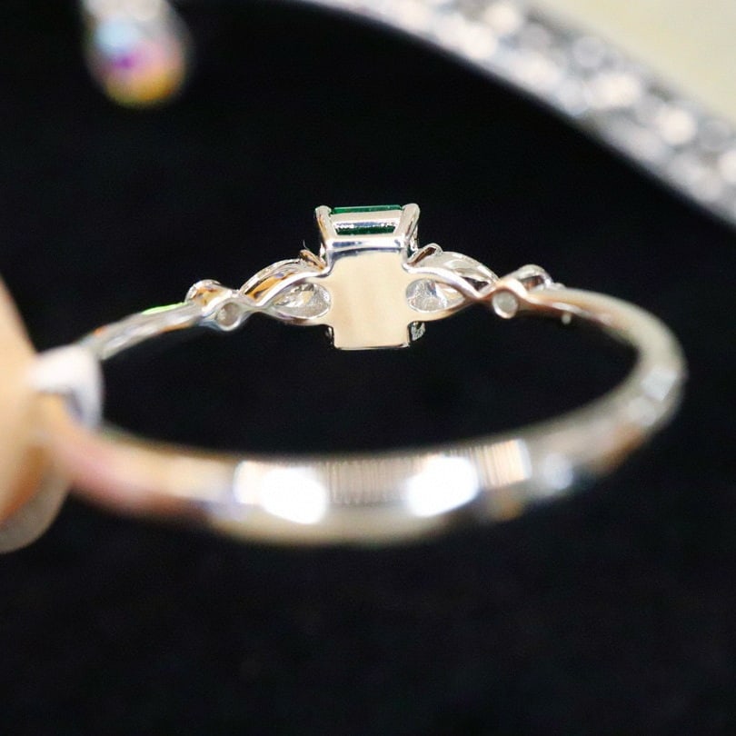 14k Gold 0.59 Ctw Vivid Green Natural Emerald & Diamond Ring - 4