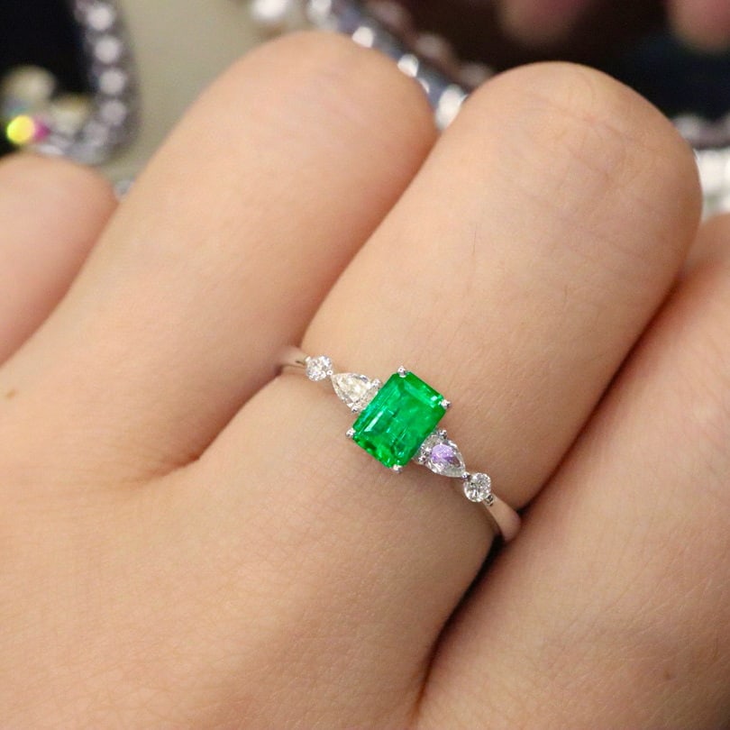 14k Gold 0.59 Ctw Vivid Green Natural Emerald & Diamond Ring - 5