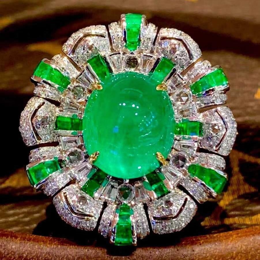14k Gold 8.05 Ct Natural Emerald & Diamond Ring: Ref:231155004 // gold content:14k gold // ring size:7. 25us // // main gemstone:emerald // shape:oval // carat weight:8. 05ct // color:green // treatment:natural // // adjacent gemstone 2 : diamond //