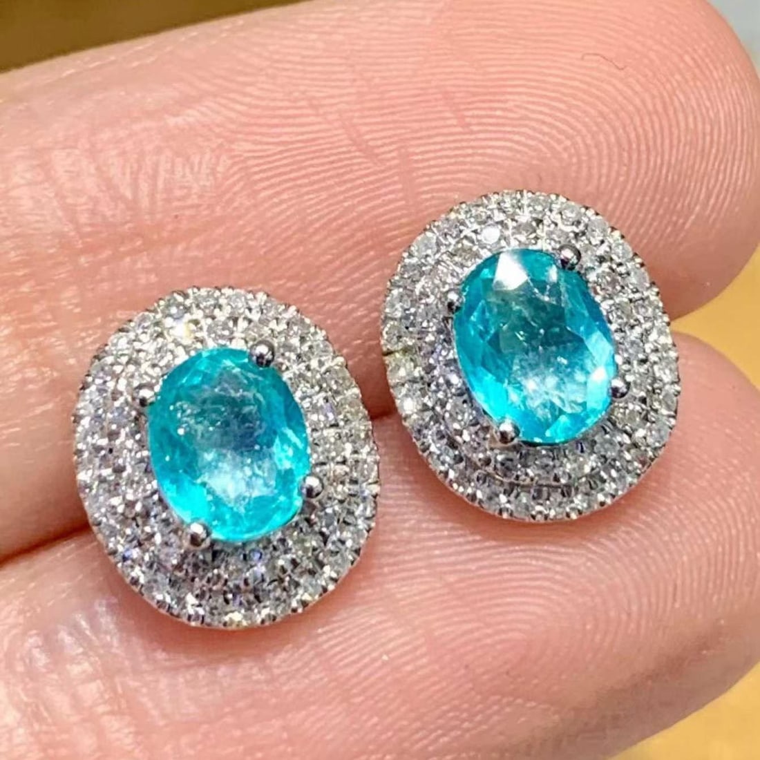 14k Gold 0.8 Ct Natural Paraiba Tourmaline & Diamond Earrings: Ref:231155027 // gold content:14k gold // main gemstone:paraiba tourmaline // shape:oval // carat weight:0. 8ct // color:blue // treatment:natural // // adjacent gemstone 2 : diamond // shape:round