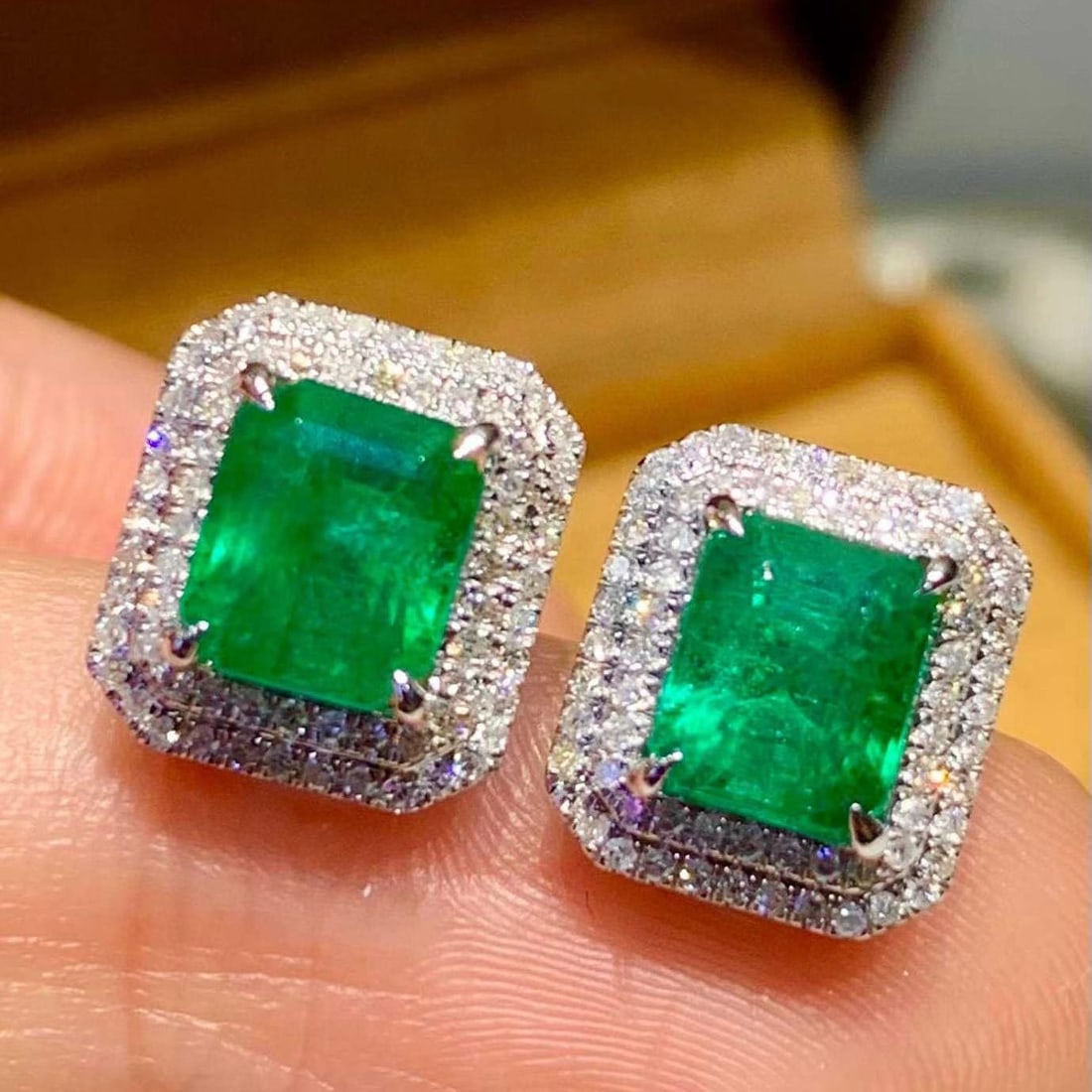 14k Gold 2.8 Ct Natural Emerald & Diamond Earrings: Ref:231155036 // gold content:14k gold // main gemstone:emerald // shape:octagonal // carat weight:2. 8ct // color:green // treatment:natural // // adjacent gemstone 2 : diamond // shape:round // clar