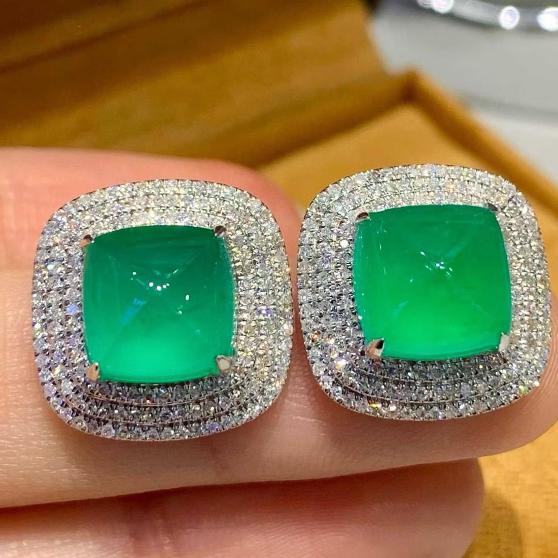 14k Gold 6.5 Ct Natural Emerald & Diamond Earrings: Ref:231155087 // gold content:14k gold // main gemstone:emerald // shape:sugar-loaf // carat weight:6. 5ct // color:green // treatment:natural // // adjacent gemstone 2 : diamond // number of stones:2