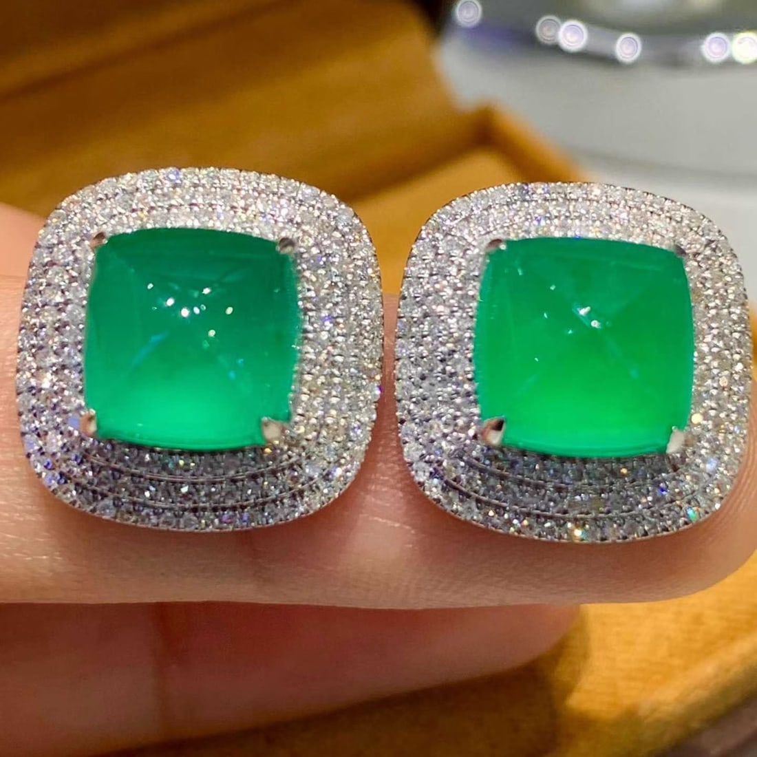 14k Gold 6.5 Ct Natural Emerald & Diamond Earrings - 4