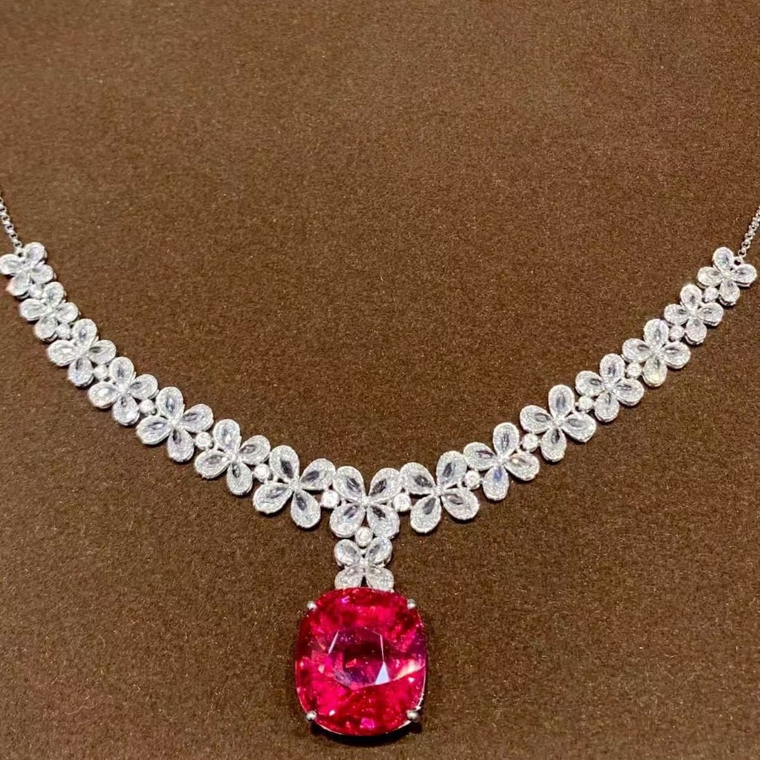 14k Gold 25 Ct Natural Tourmaline & Diamond Necklace: Ref:231155114 // gold content:14k gold // main gemstone:tourmaline // shape:cushion // carat weight:25ct // color:red // treatment:natural // // adjacent gemstone 2 : diamond // shape:round //