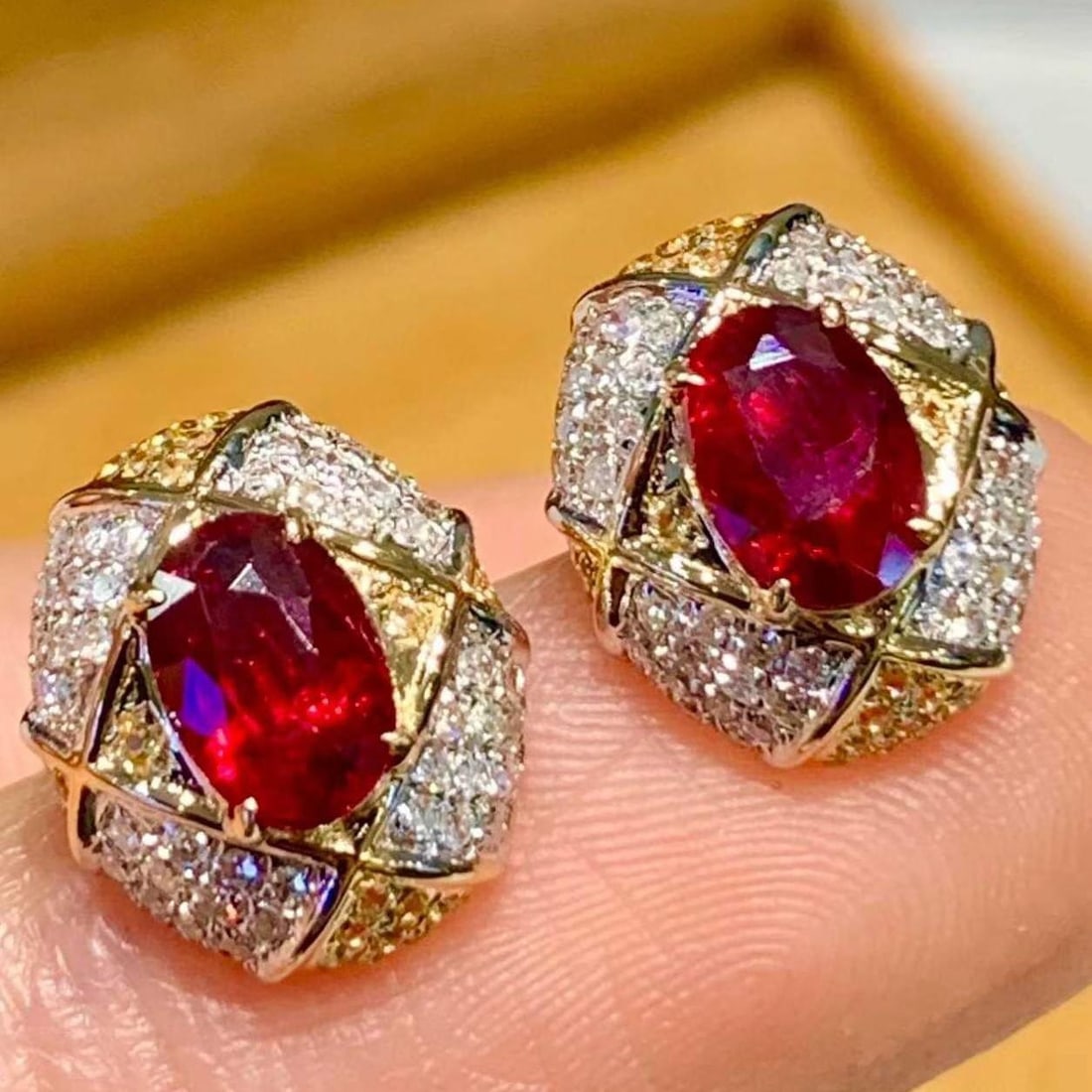 14k Gold 1.1 Ct Natural Ruby & Diamond Earrings: Ref:231155131 // gold content:14k gold // main gemstone:ruby // shape:oval // carat weight:1. 1ct // color:red // treatment:natural // // adjacent gemstone 2 : diamond // shape:round // clarity grade: