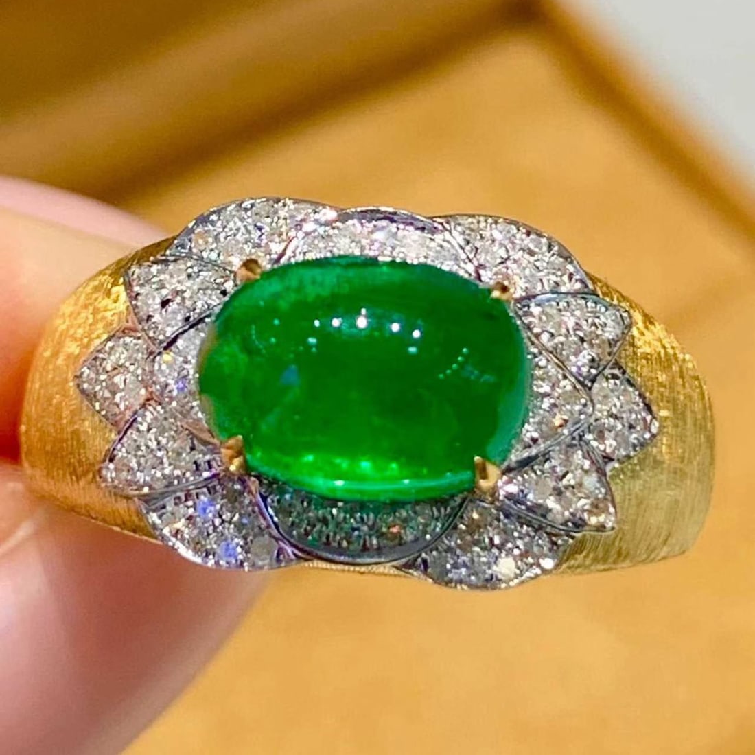 14k Gold 2.1 Ct Natural Emerald & Diamond Ring: Ref:231155133 // gold content:14k gold // ring size:7. 25us // // main gemstone:emerald // shape:oval // carat weight:2. 1ct // color:green // treatment:natural // // adjacent gemstone 2 : diamond // 
