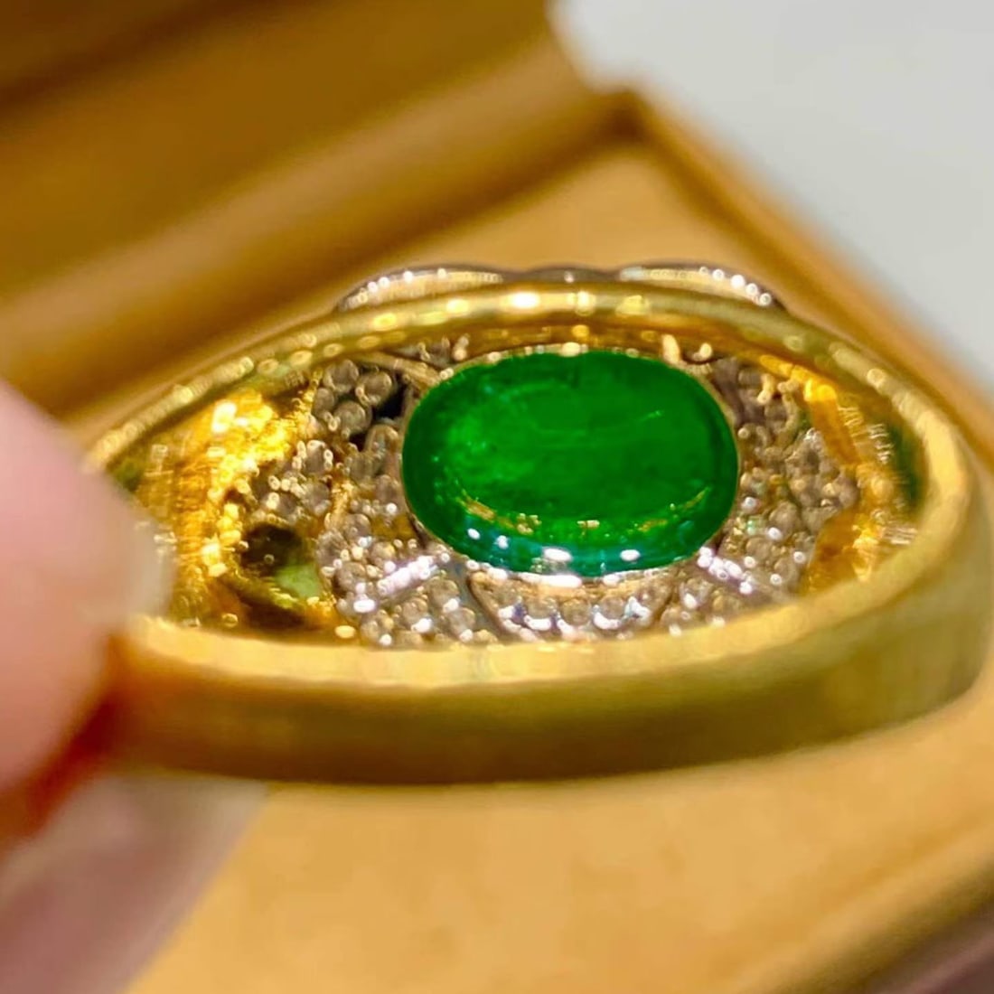 14k Gold 2.1 Ct Natural Emerald & Diamond Ring - 4