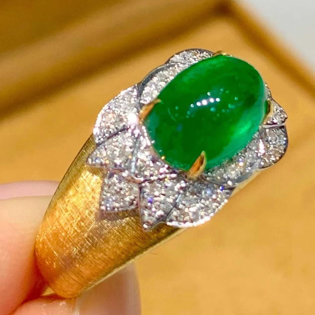 14k Gold 2.1 Ct Natural Emerald & Diamond Ring - 8
