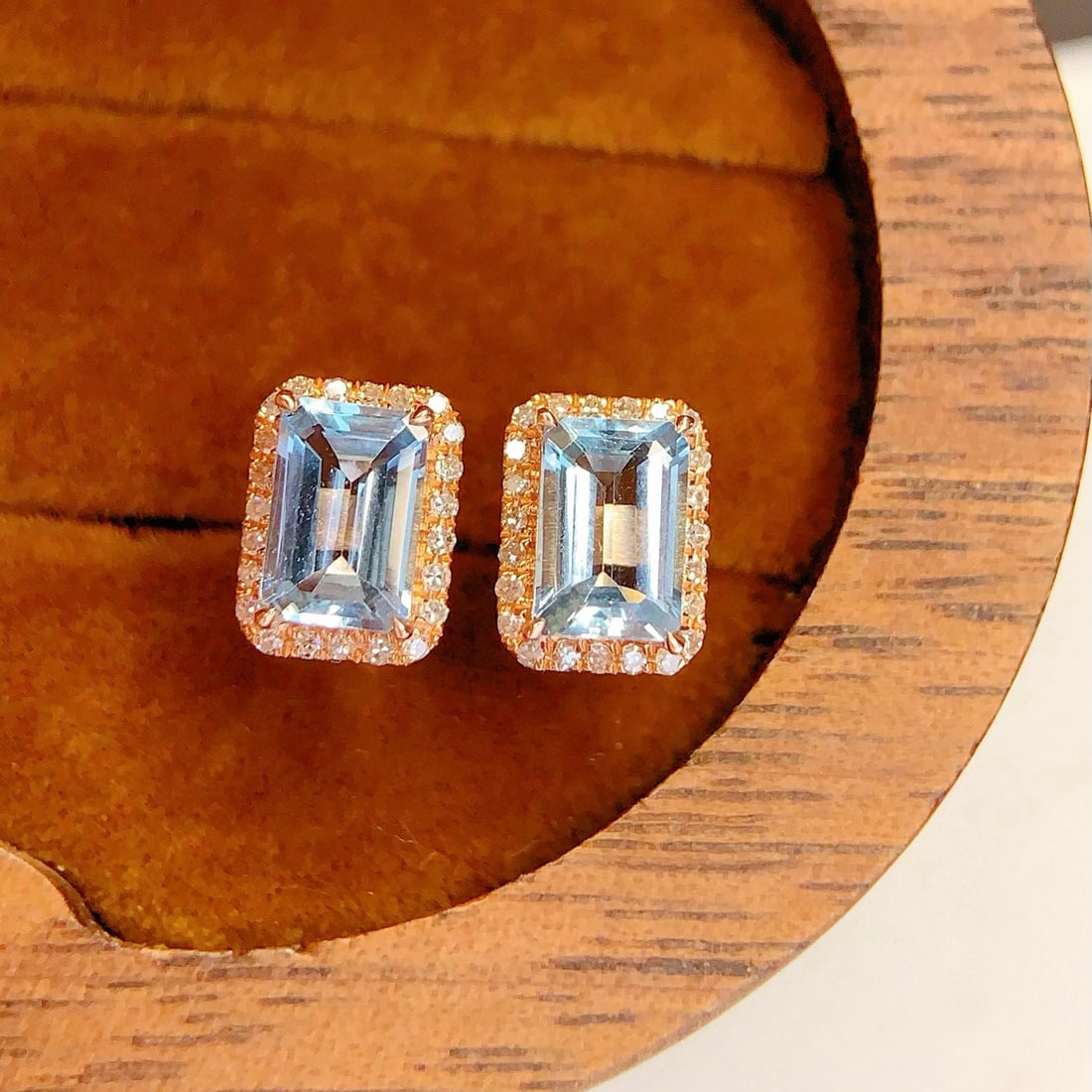 14k Gold 1.4 Ct Natural Aquamarine & Diamond Earrings: Ref:231155161 // gold content:14k gold // main gemstone:aquamarine // shape:octagonal // carat weight:1. 4ct // color:blue // treatment:natural // // adjacent gemstone 2 : diamond // number of