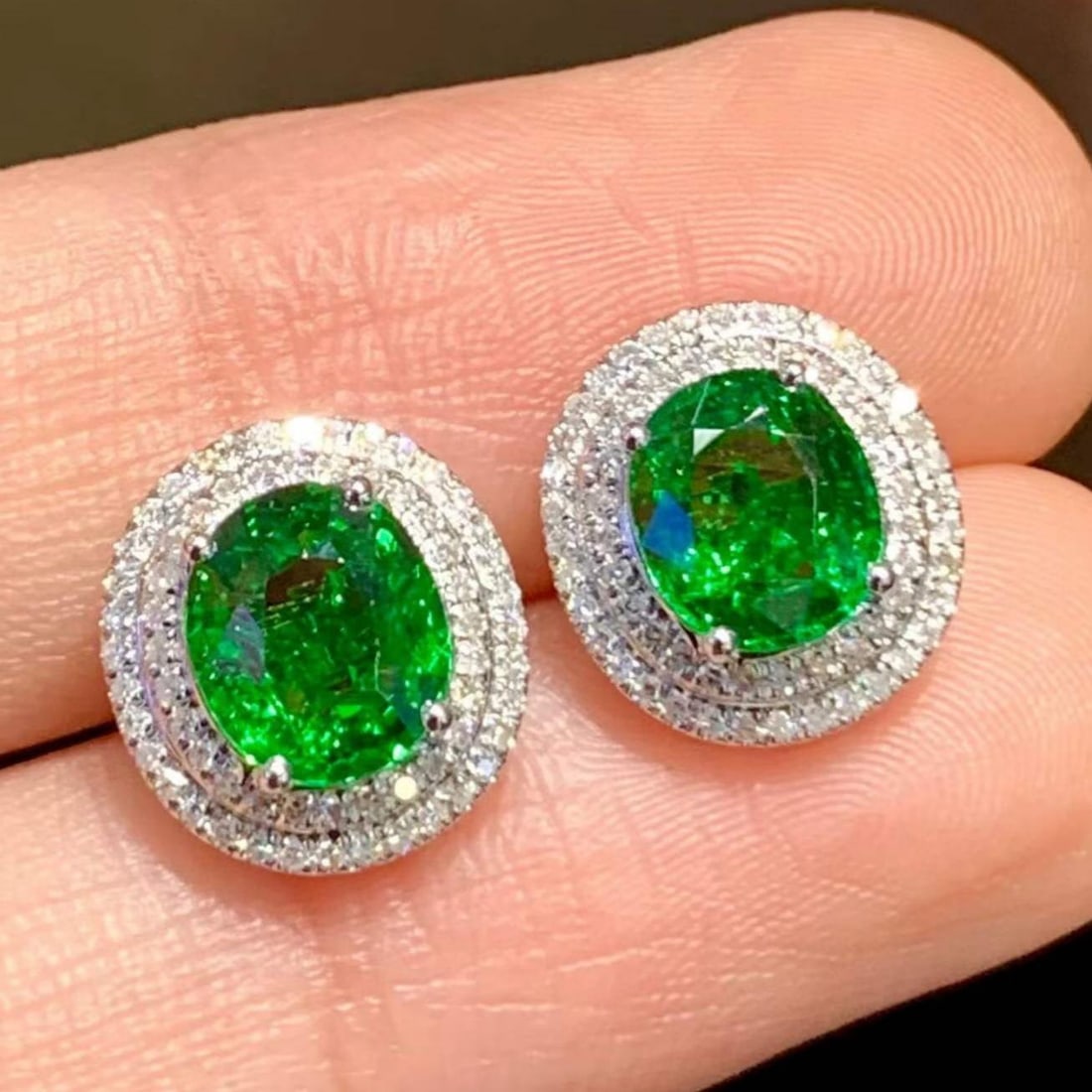 14k Gold 2.5 Ct Natural Tsavorite & Diamond Earrings: Ref:231155169 // gold content:14k gold // main gemstone:tsavorite // shape:oval // carat weight:2. 5ct // color:green // treatment:natural // // adjacent gemstone 2 : diamond // shape:round //