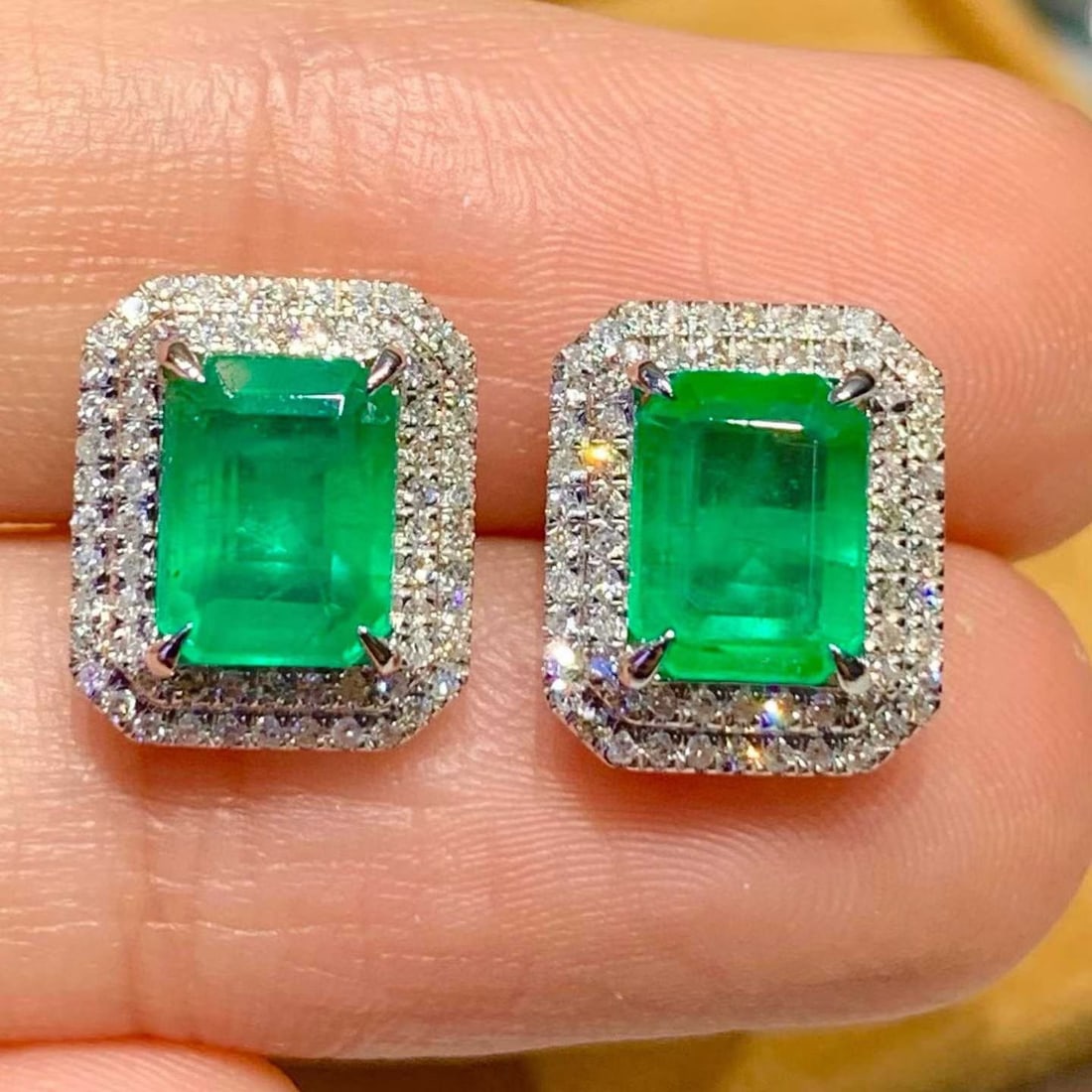 14k Gold 2.1 Ct Natural Emerald & Diamond Earrings: Ref:231155175 // gold content:14k gold // main gemstone:emerald // shape:octagonal // carat weight:2. 1ct // color:green // treatment:natural // // adjacent gemstone 2 : diamond // shape:round //