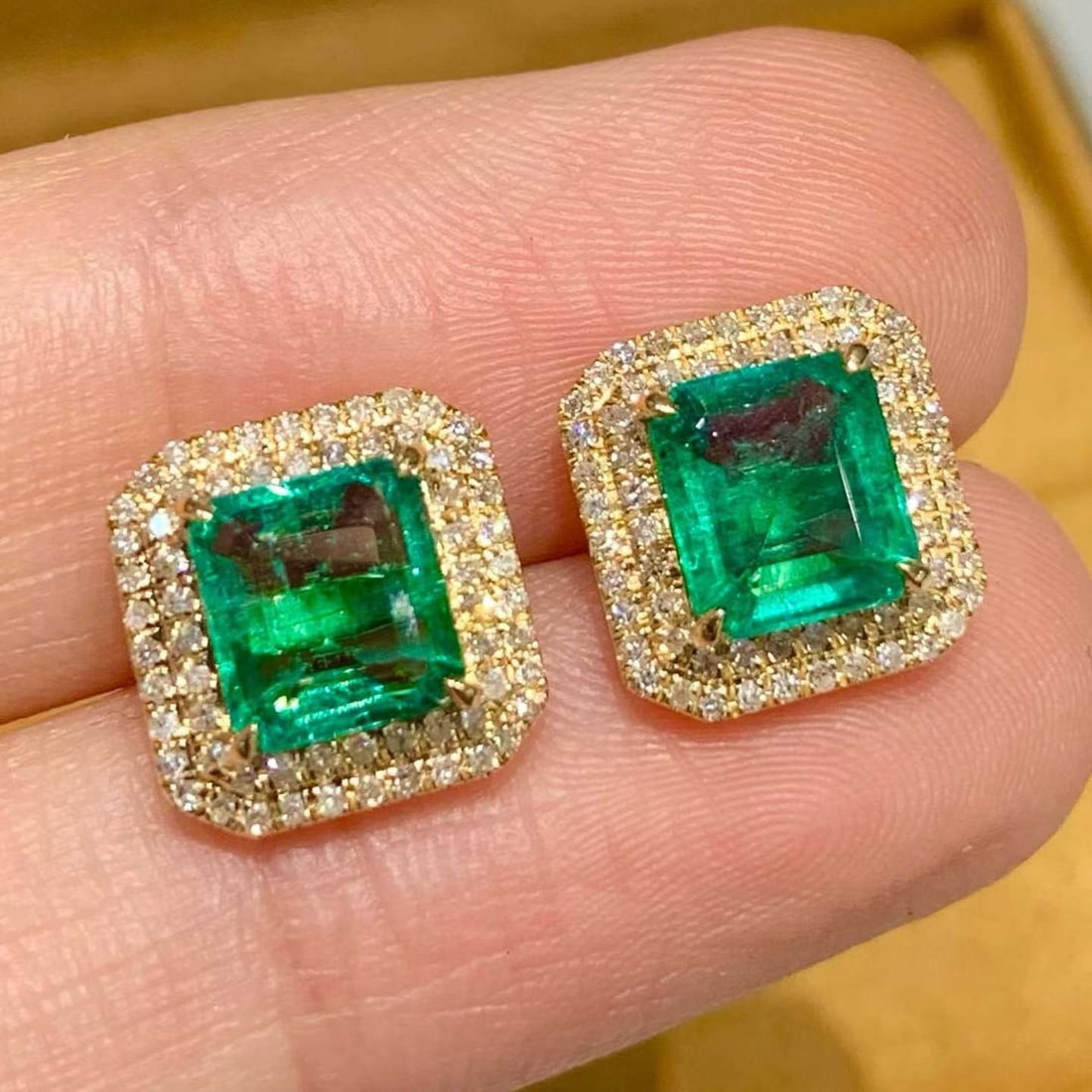 14k Gold 2.2 Ct Natural Emerald & Diamond Earrings: Ref:231155184 // gold content:14k gold // main gemstone:emerald // shape:octagonal // carat weight:2. 2ct // color:green // treatment:natural // // adjacent gemstone 2 : diamond // shape:round //