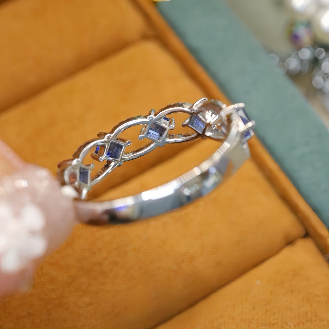14k Gold 0.88 Ctw Natural Sapphire & Diamond Ring - 4