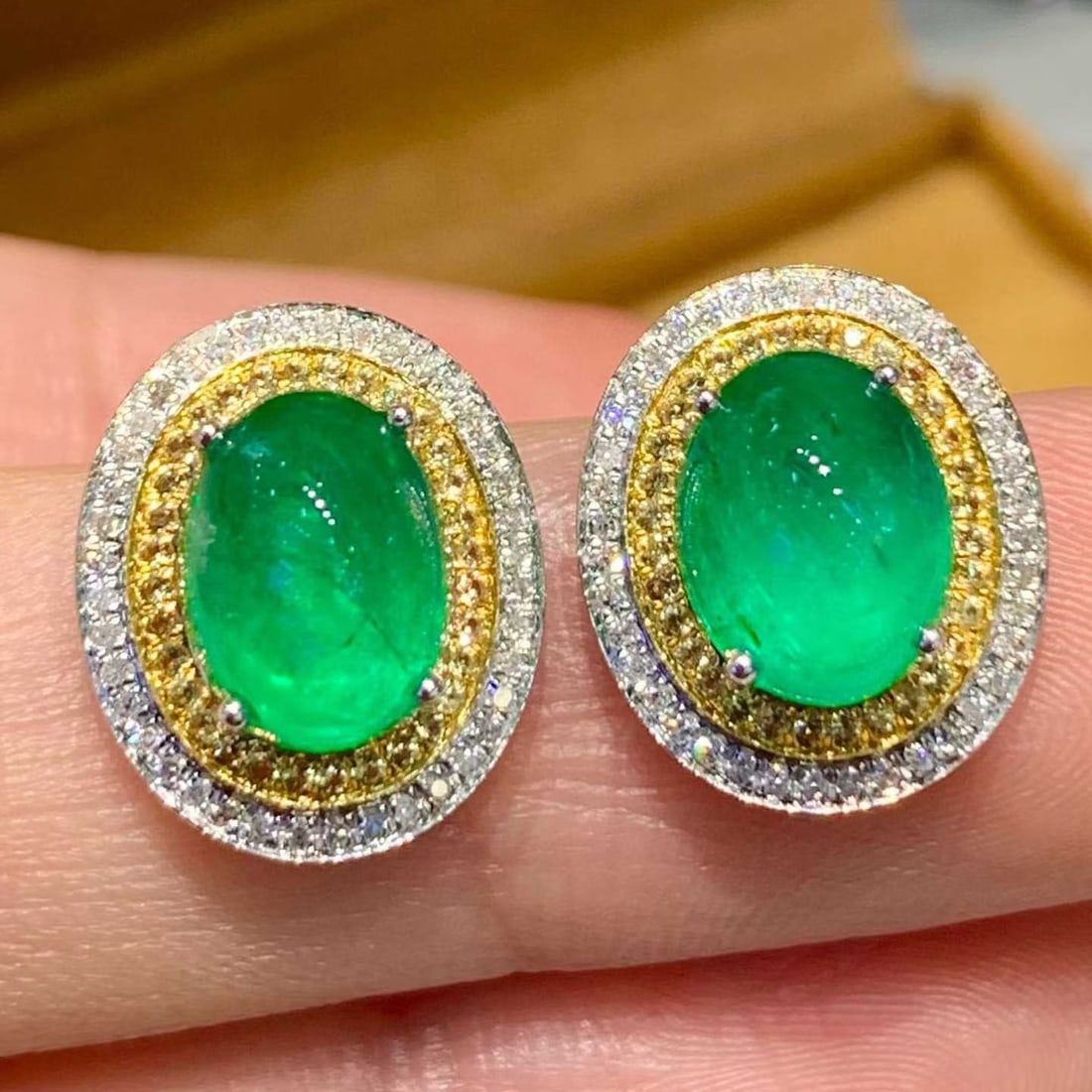 14k Gold 4.2 Ct Natural Emerald & Diamond Earrings: Ref:231155221 // gold content:14k gold // main gemstone:emerald // shape:oval // carat weight:4. 2ct // color:green // treatment:natural // // adjacent gemstone 2 : diamond // shape:round // clarity g