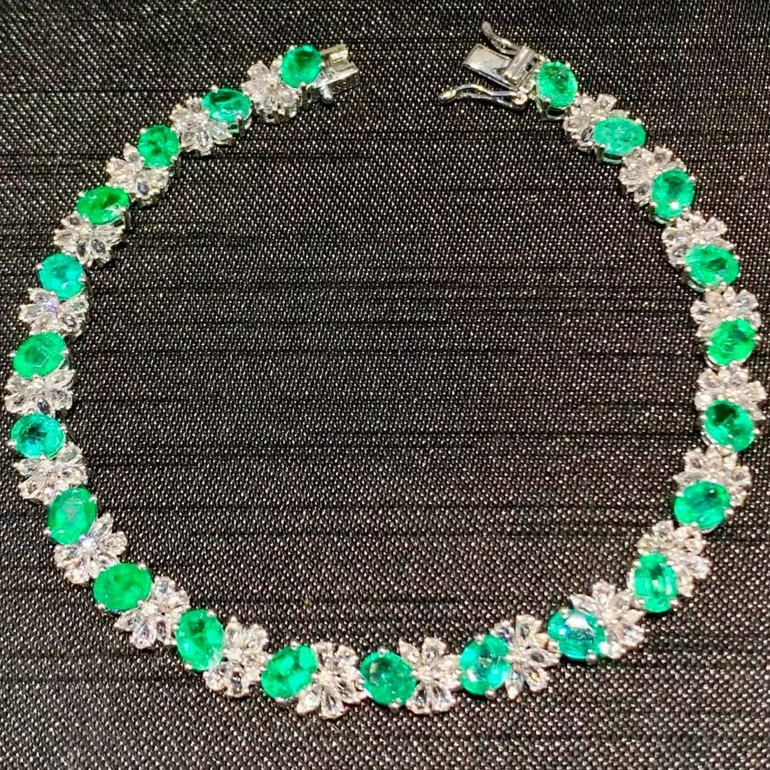 14k Gold 5.2 Ct Natural Emerald & Diamond Bracelet: Ref:231155223 // gold content:14k gold // main gemstone:emerald // shape:oval // carat weight:5. 2ct // color:green // treatment:natural // // adjacent gemstone 2 : diamond // shape:round // clarity g