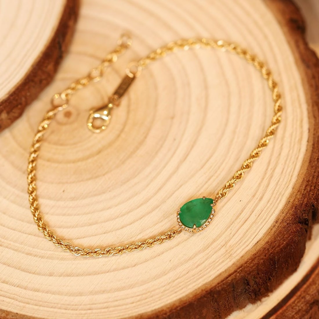 14k Gold 0.6 Ct Natural Emerald Bracelet: Ref:231155227 // gold content:14k gold // main gemstone:emerald // shape:pear // carat weight:0. 6ct // color:green // treatment:natural //