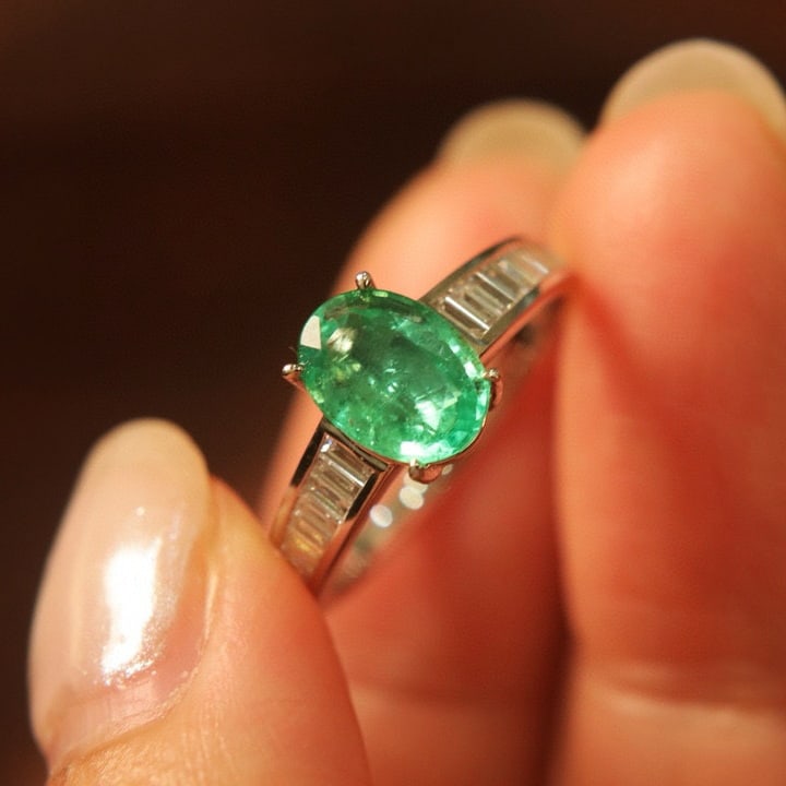 14k Gold 1.71 Ctw Natural Emerald & Diamond Ring: Ref:231155230 // gold content:14k gold // ring size:7. 25us // // main gemstone:emerald // shape:oval // carat weight:1. 37ct // color:green // treatment:natural // // adjacent gemstone 2 : diamond //