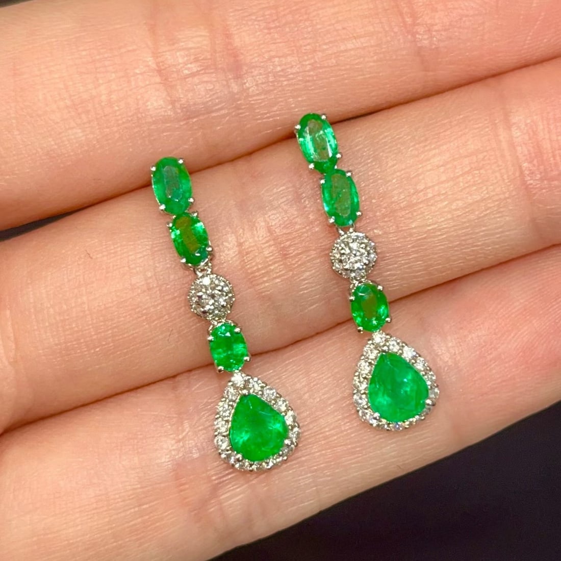 14k Gold 2.5 Ct Natural Emerald & Diamond Earrings: Ref:231155243 // gold content:14k gold // main gemstone:emerald // shape:multiple // carat weight:2. 5ct // color:green // treatment:natural // // adjacent gemstone 2 : diamond // shape:round //