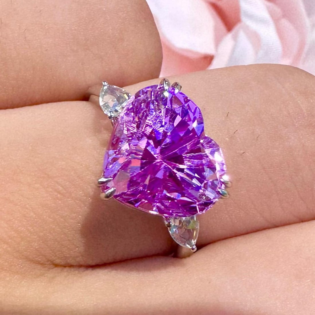 14k Gold 6.08 Ct Natural Kunzite & Diamond Ring: Ref:231155248 // gold content:14k gold // ring size:7. 25us // // main gemstone:kunzite // shape:heart // carat weight:6. 08ct // color:purple // treatment:natural // // adjacent gemstone 2 : diamond 