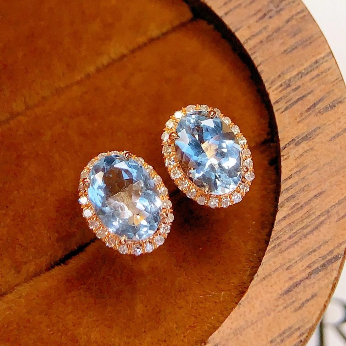 14k Gold 1.5 Ct Natural Aquamarine & Diamond Earrings: Ref:231155251 // gold content:14k gold // main gemstone:aquamarine // shape:oval // carat weight:1. 5ct // color:blue // treatment:natural // // adjacent gemstone 2 : diamond // number of stones:44
