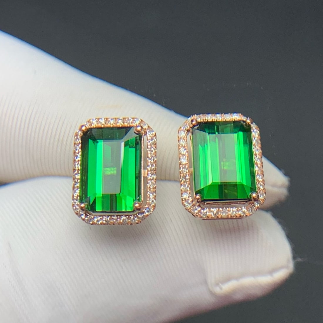 14k Gold 3.6 Ct Natural Tourmaline & Diamond Earrings: Ref:231155255 // gold content:14k gold // main gemstone:tourmaline // shape:octagonal // carat weight:3. 6ct // color:green // treatment:natural // // adjacent gemstone 2 : diamond // shape:round //