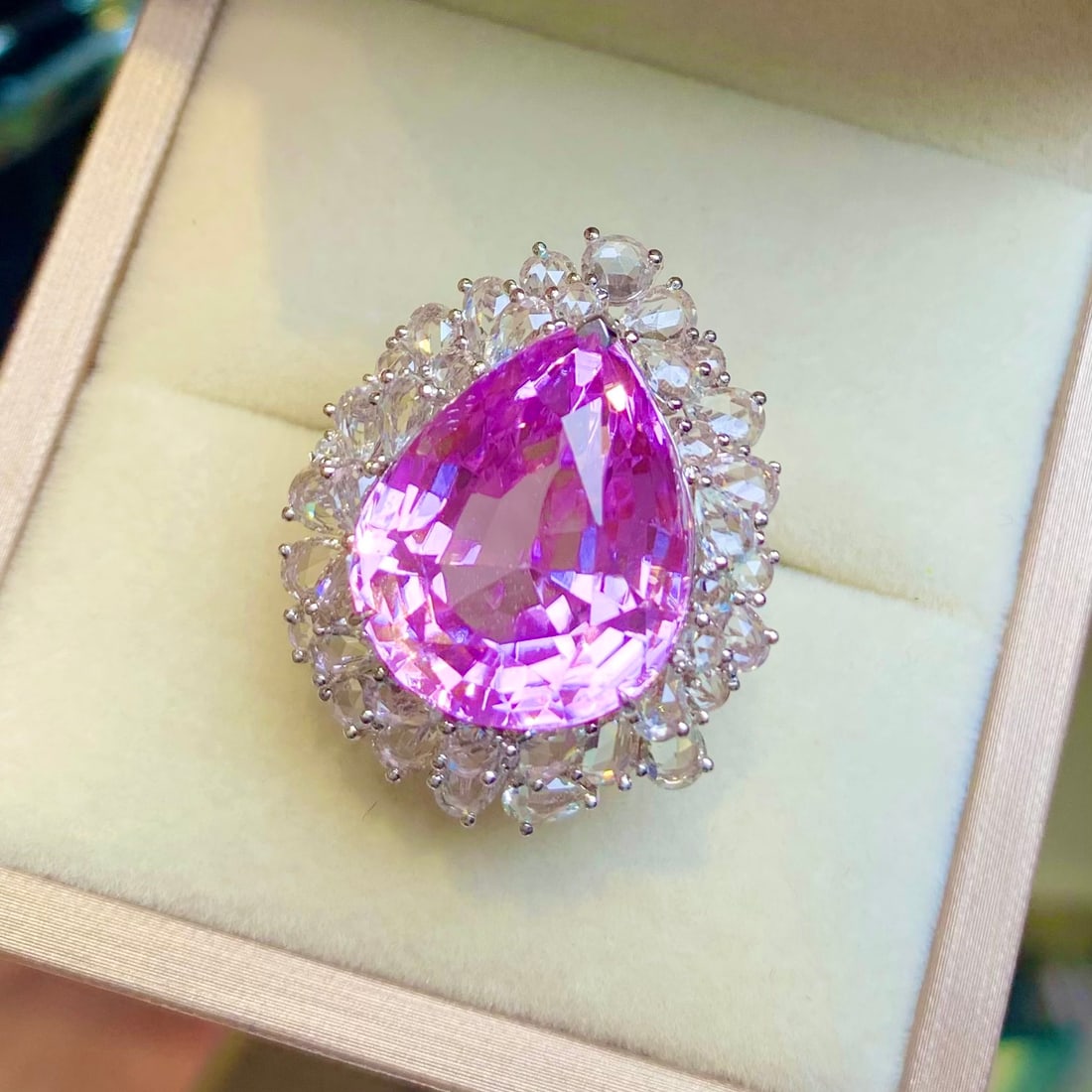 14k Gold 22.8 Ct Natural Kunzite & Sapphire Ring: Ref:231156077 // gold content:14k gold // ring size:7. 25us // // main gemstone:kunzite // shape:pear // carat weight:22. 8ct // color:purple // treatment:natural // // adjacent gemstone 2 : sapphire 