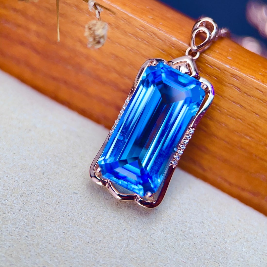 14k Gold 13.84 Ctw Natural Topaz & Diamond Pendant( Without Chain ): Ref:231156082 // gold content:14k gold // main gemstone:topaz // shape:octagonal // carat weight:13. 8ct // color:blue // treatment:natural // // adjacent gemstone 2 : diamond // number of stones:14 /