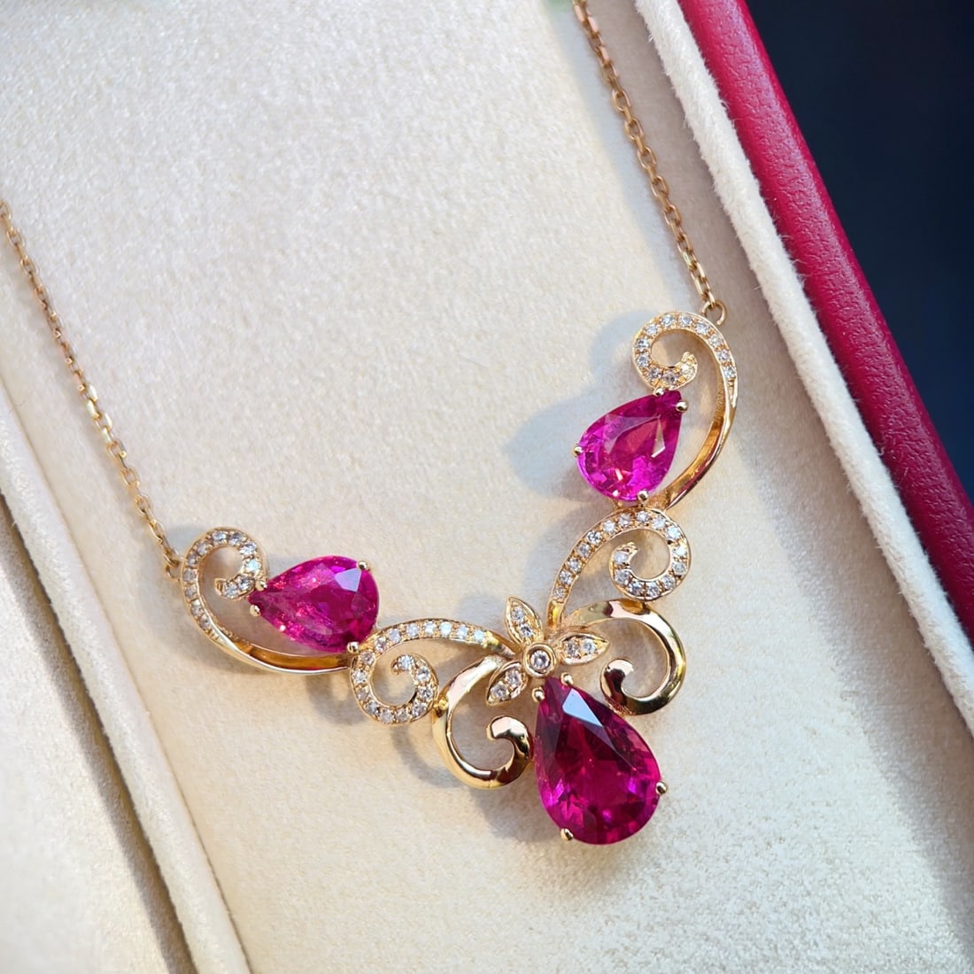 14k Gold 3.5 Ct Natural Tourmaline & Diamond Necklace: Ref:231156095 // gold content:14k gold // main gemstone:tourmaline // shape:pear // carat weight:3. 5ct // color:red // treatment:natural // // adjacent gemstone 2 : diamond // number of stones:65 //