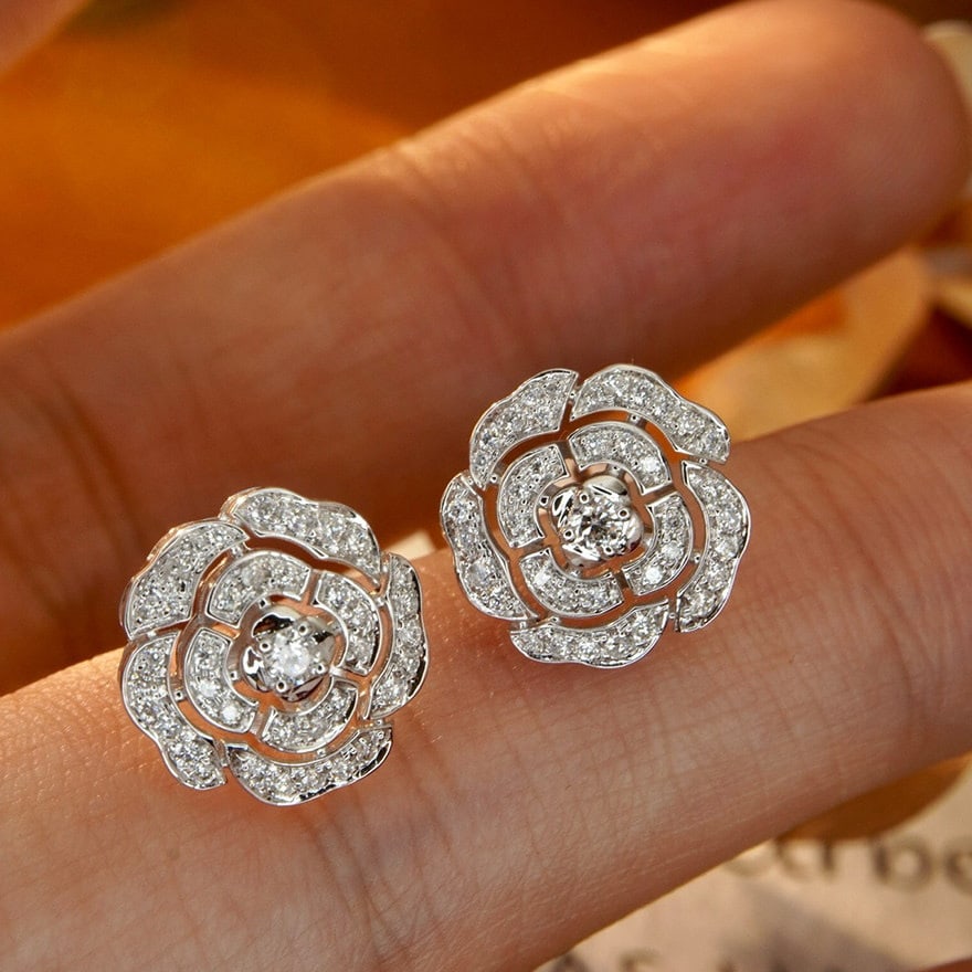 14k Gold 0.3 Ct Natural H Diamond & Flowers Earrings: Ref:231156132 // gold content:14k gold // main gemstone:diamond // shape:round // carat weight:0. 3ct // clarity grade:vs-si // color:h // treatment:natural // cut grade:g // Condition: New Low