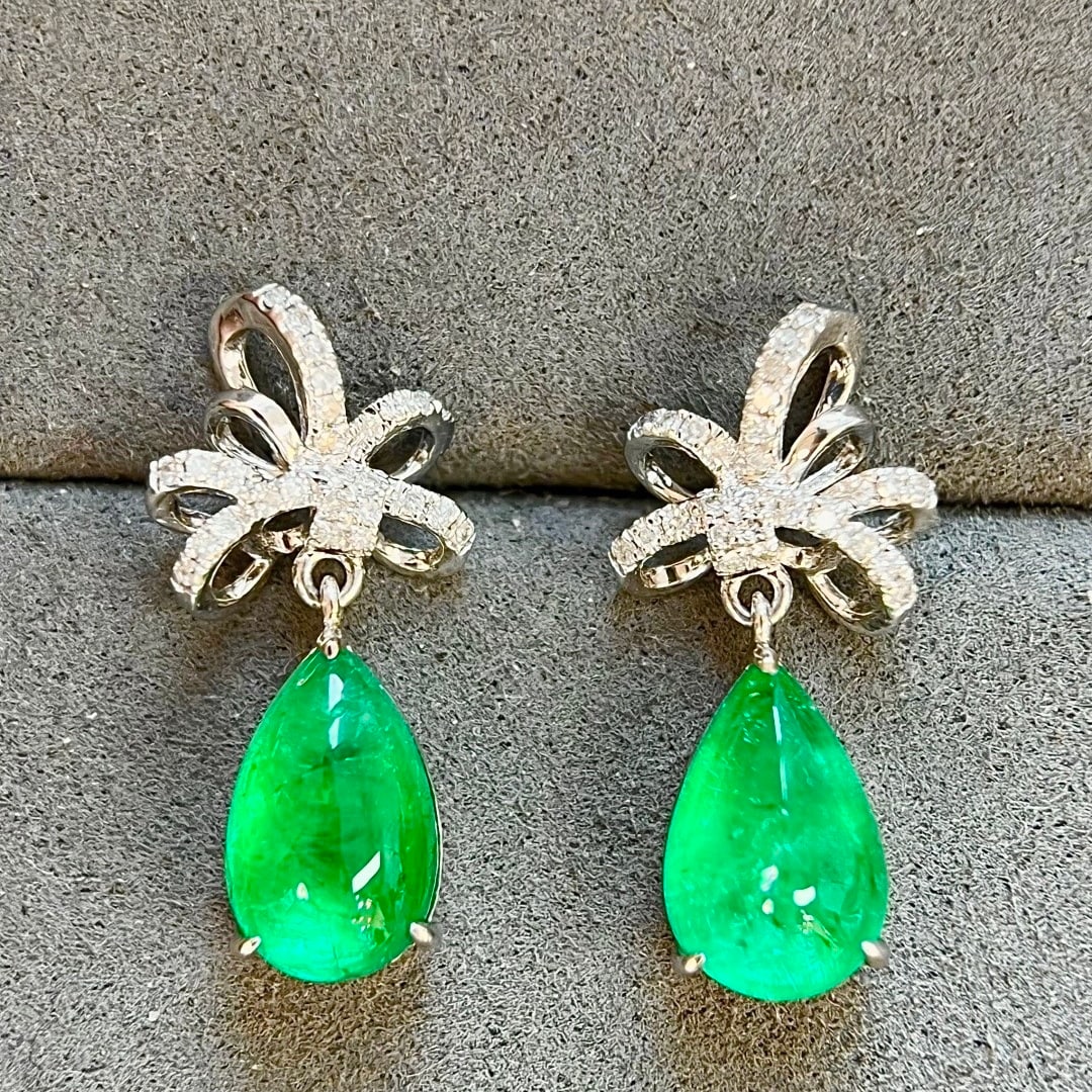 14k Gold 4.8 Ctw Natural Emerald & Diamond Earrings: Ref:231156141 // gold content:14k gold // main gemstone:emerald // shape:pear // carat weight:4. 6ct // color:green // treatment:natural // // adjacent gemstone 2 : diamond // shape:round // carat wei
