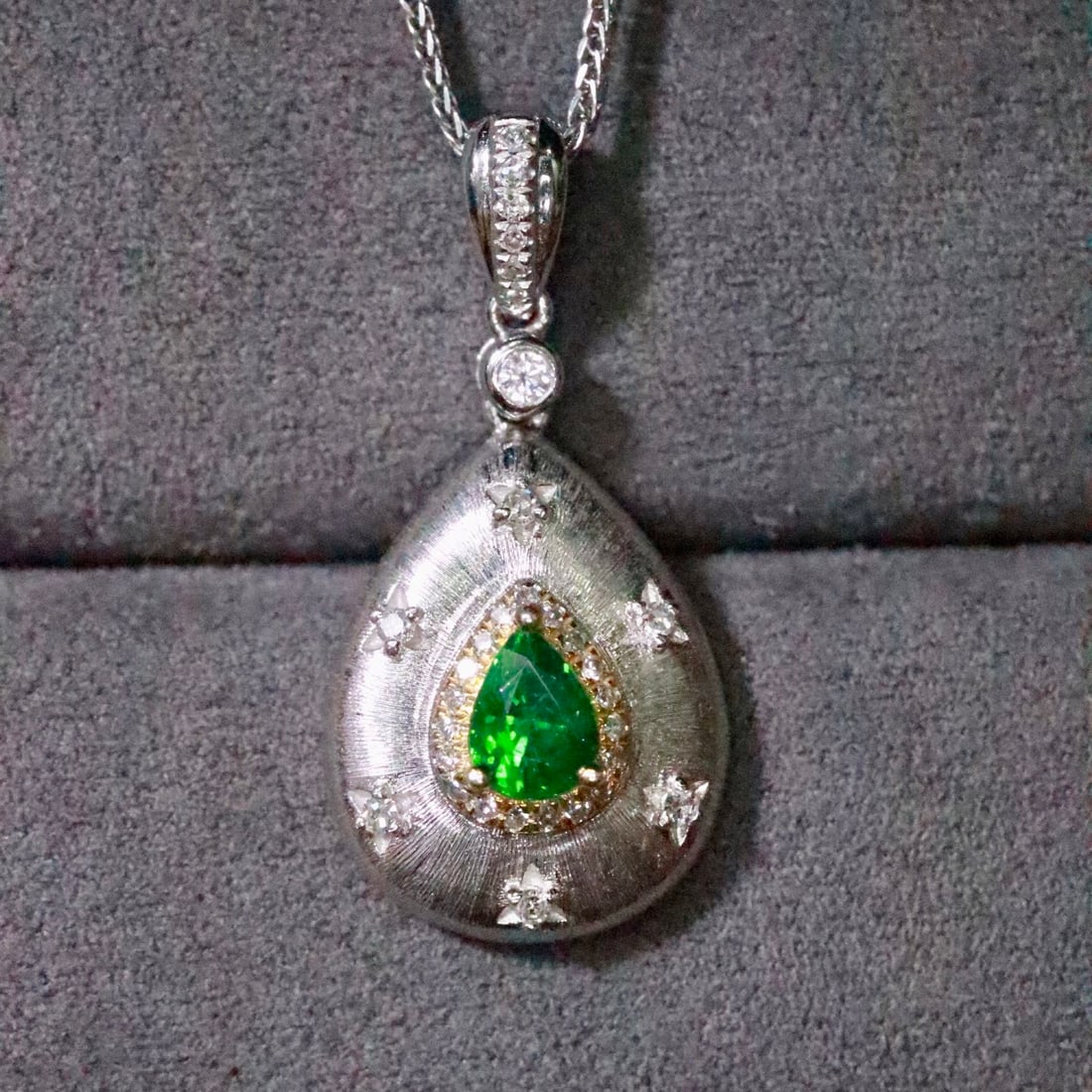 14k Gold 0.53 Ctw Natural Tsavorite & Diamond Pendant( Without Chain ): Ref:231156159 // gold content:14k gold // main gemstone:tsavorite // shape:pear // carat weight:0. 40ct // color:green // treatment:natural // // adjacent gemstone 2 : diamond // shape:round // carat