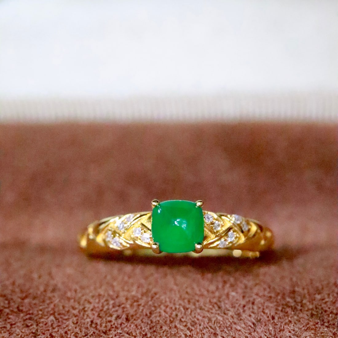 14k Gold 0.55 Ctw Natural Emerald & Diamond Ring: Ref:231156182 // gold content:14k gold // ring size:7. 25us // // main gemstone:emerald // shape:sugar-loaf // carat weight:0. 50ct // color:green // treatment:natural // // adjacent gemstone 2 :
