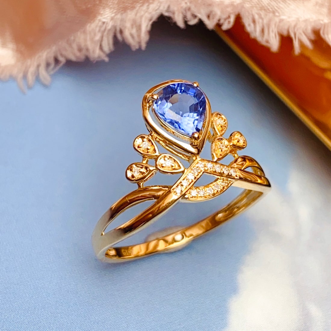 14k Gold 0.88 Ct Natural Sapphire & Diamond Ring: Ref:231156188 // gold content:14k gold // ring size:7. 25us // // main gemstone:sapphire // shape:pear // carat weight:0. 88ct // color:blue // treatment:natural // // adjacent gemstone 2 : diamond //