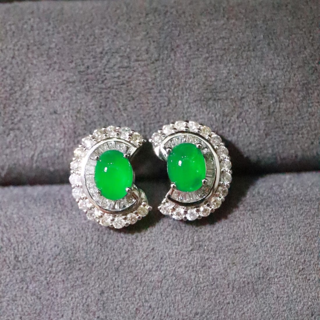14k Gold 1.07 Ctw Natural Emerald & Diamond Earrings: Ref:231156193 // gold content:14k gold // main gemstone:emerald // shape:oval // carat weight:0. 60ct // color:green // treatment:natural // // adjacent gemstone 2 : diamond // shape:multiple // carat