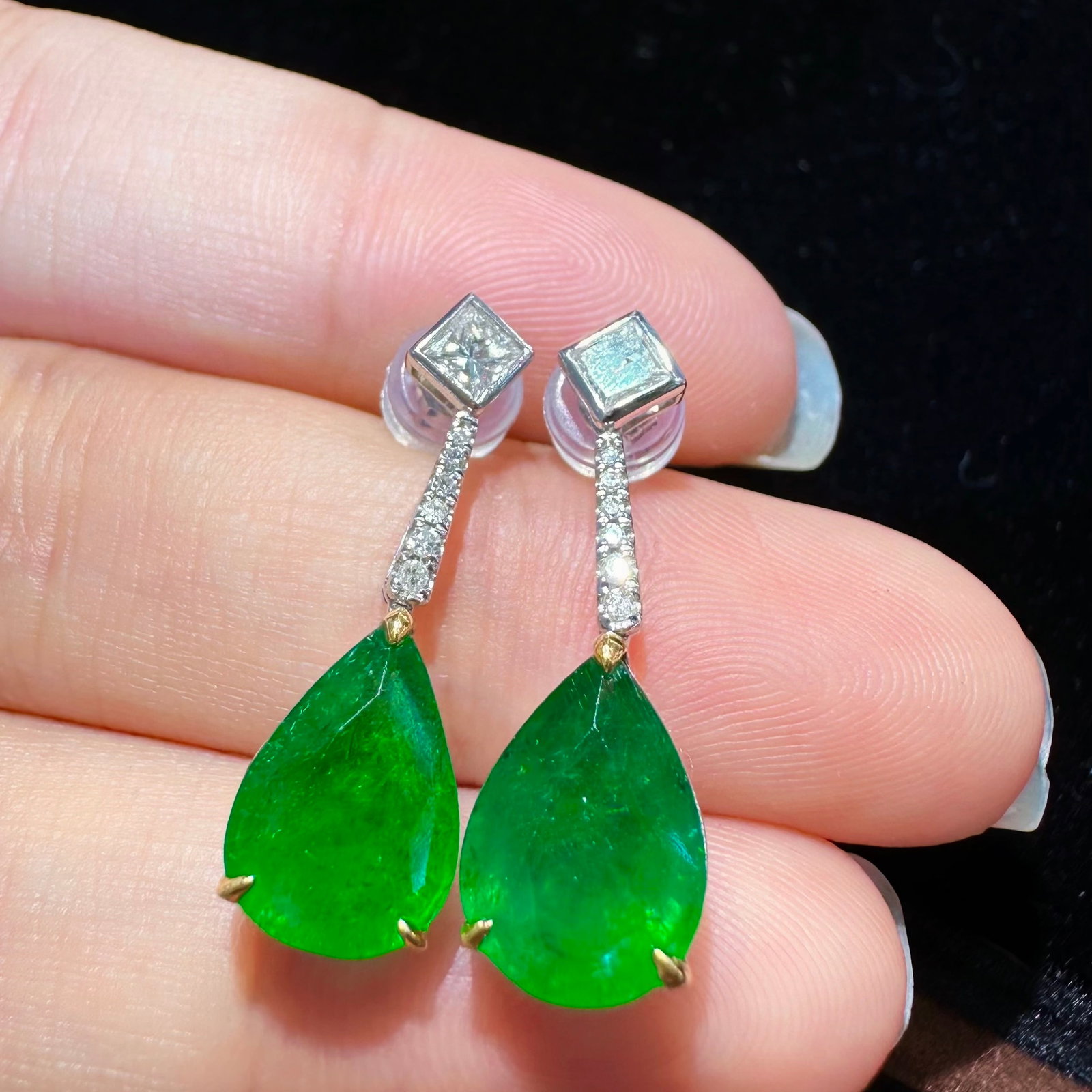14k Gold 4.6 Ct Vivid Green Natural Emerald & Diamond Earrings: Ref:231156202 // gold content:14k gold // main gemstone:emerald // shape:pear // carat weight:4. 6ct // color:vivid green // treatment:natural // // adjacent gemstone 2 : diamond // shape:multiple // 