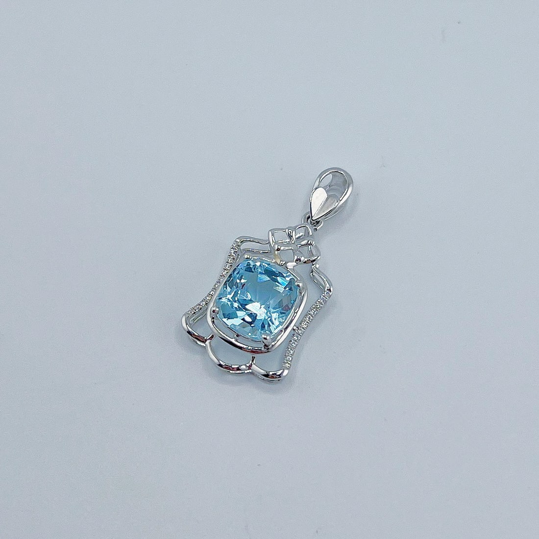 14k Gold 2.81 Ctw Natural Aquamarine & Diamond Pendant( Without Chain ): Ref:231156205 // gold content:14k gold // main gemstone:aquamarine // shape:cushion // carat weight:2. 74ct // color:blue // treatment:natural // // adjacent gemstone 2 : diamond // shape:round //
