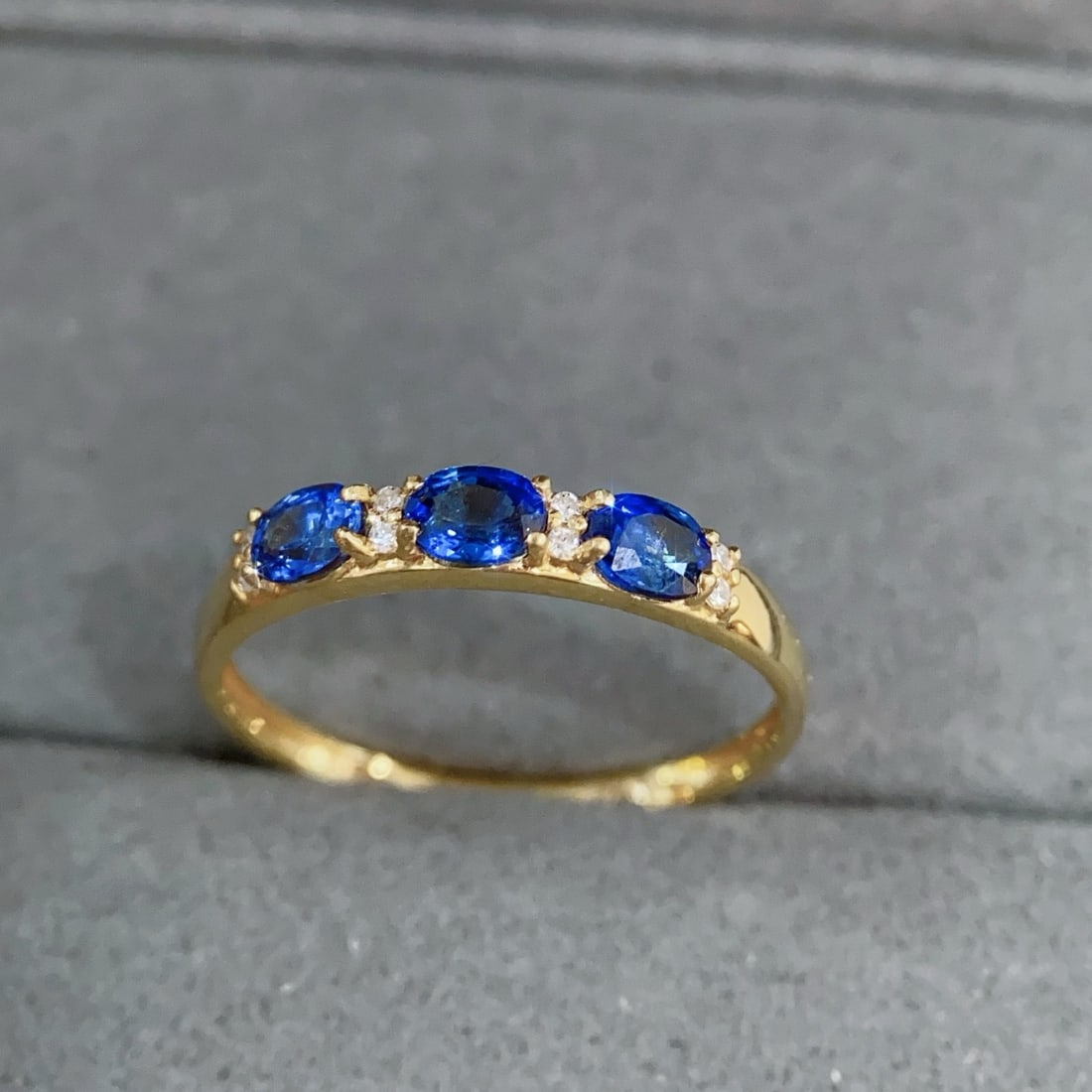 14k Gold 0.9 Ct Natural Sapphire & Diamond Ring: Ref:231156211 // gold content:14k gold // ring size:7. 25us // // main gemstone:sapphire // shape:oval // carat weight:0. 9ct // color:blue // treatment:natural // // adjacent gemstone 2 : diamond //
