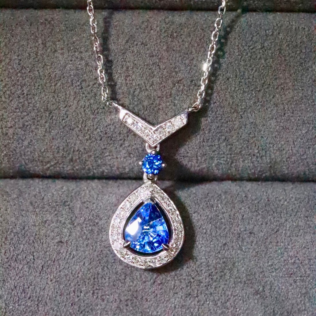 14k Gold 0.92 Ctw Natural Sapphire & Diamond Necklace: Ref:231156215 // gold content:14k gold // main gemstone:sapphire // shape:pear // carat weight:0. 80ct // color:blue // treatment:natural // // adjacent gemstone 2 : diamond // shape:round // carat