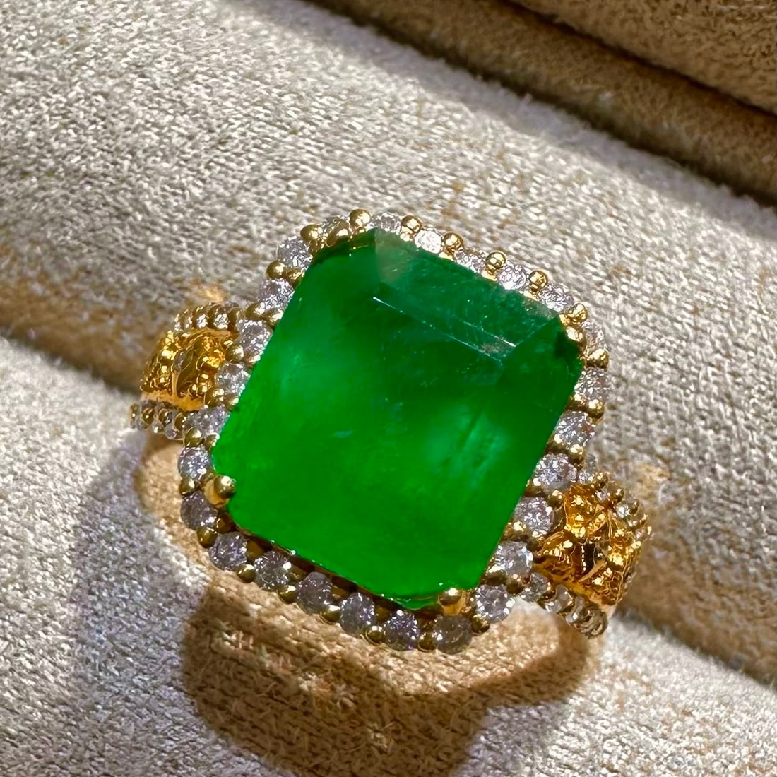 14k Gold 3.2 Ct Natural Emerald & Diamond Ring - 2