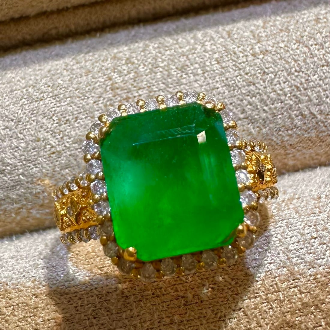 14k Gold 3.2 Ct Natural Emerald & Diamond Ring - 3