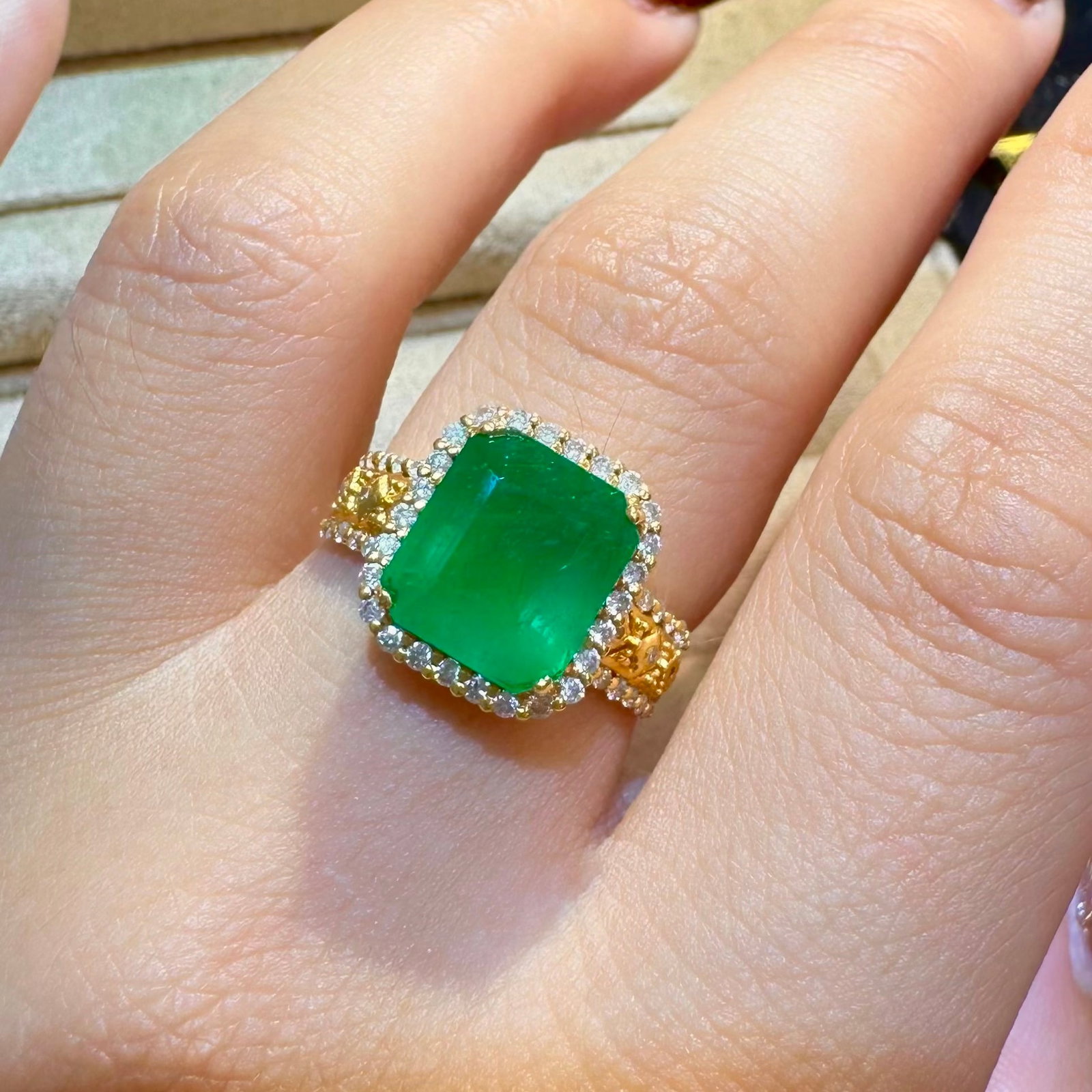 14k Gold 3.2 Ct Natural Emerald & Diamond Ring - 4