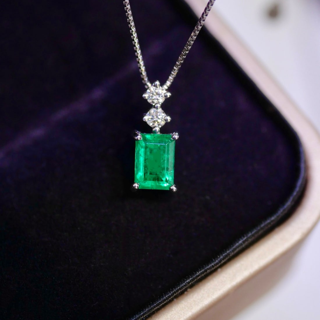 14k Gold 0.70 Ctw Natural Emerald & Diamond Necklace: Ref:231156225 // gold content:14k gold // main gemstone:emerald // shape:octagonal // carat weight:0. 64ct // color:green // treatment:natural // // adjacent gemstone 2 : diamond // shape:round // car