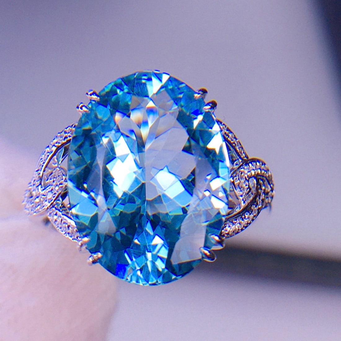 14k Gold 6.1 Ct Natural Aquamarine & Diamond Ring: Ref:231156294 // gold content:14k gold // ring size:7. 25us // // main gemstone:aquamarine // shape:oval // carat weight:6. 1ct // color:blue // treatment:natural // // adjacent gemstone 2 : diamond /