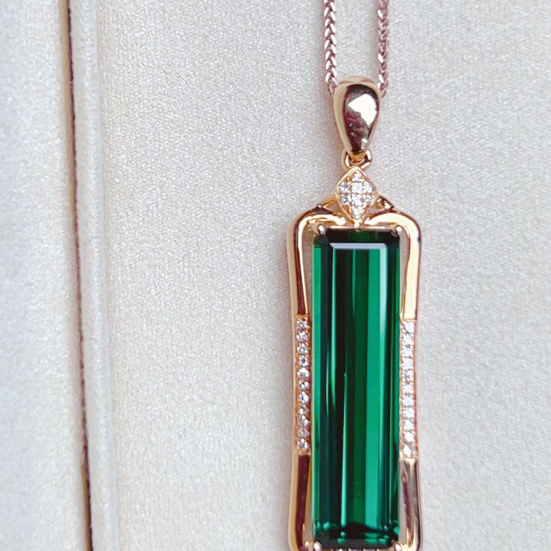 14k Gold 7.85 Ctw Natural Tourmaline & Diamond Pendant( Without Chain ): Ref:231156319 // gold content:14k gold // main gemstone:tourmaline // shape:octagonal // carat weight:7. 75ct // color:green // treatment:natural // // adjacent gemstone 2 : diamond // number of stone