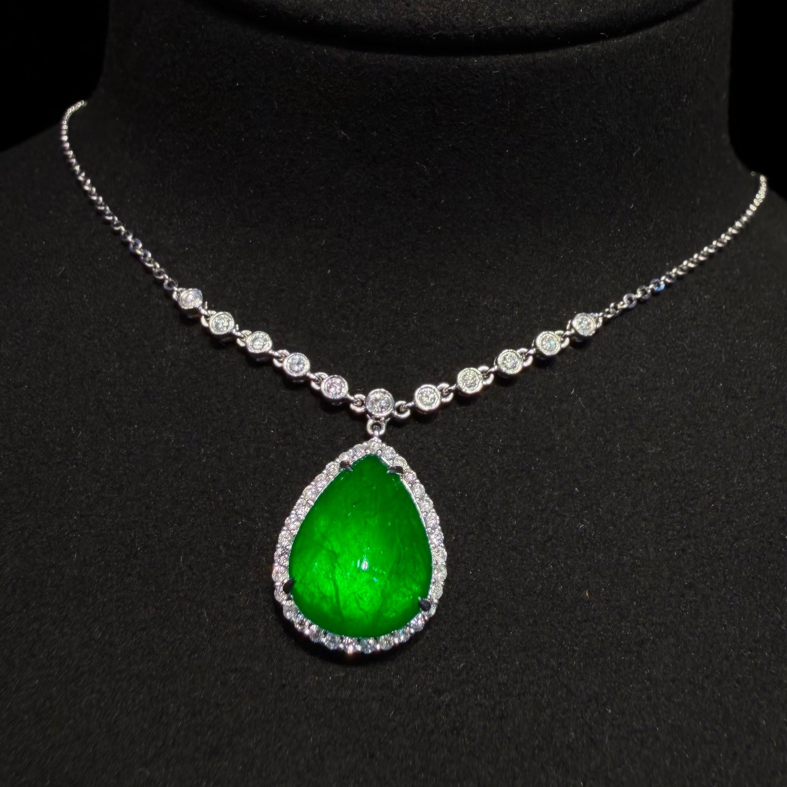 14k Gold 7.39 Ctw Natural Emerald & Diamond Necklace: Ref:231156333 // gold content:14k gold // main gemstone:emerald // shape:pear // carat weight:6. 63ct // color:green // treatment:natural // // adjacent gemstone 2 : diamond // shape:round // carat we